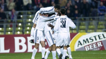 Geremi celebrando un gol en la Champions League de 2002 con sus compañeros del Real Madrid