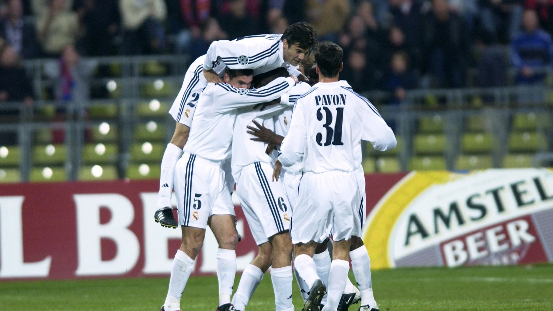 Geremi celebrando un gol en la Champions League de 2002 con sus compañeros del Real Madrid