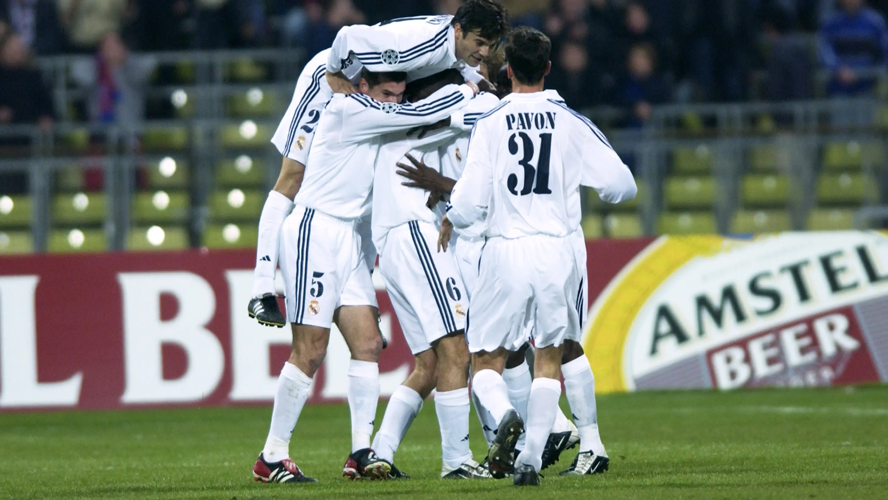 Geremi celebrando un gol en la Champions League de 2002 con sus compa&ntilde;eros del Real Madrid