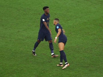 Aurelien Tchouaméni saluda a Kylian Mbappé durante la final del Mundial 2022