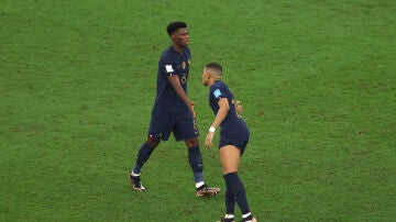 Aurelien Tchouaméni saluda a Kylian Mbappé durante la final del Mundial 2022