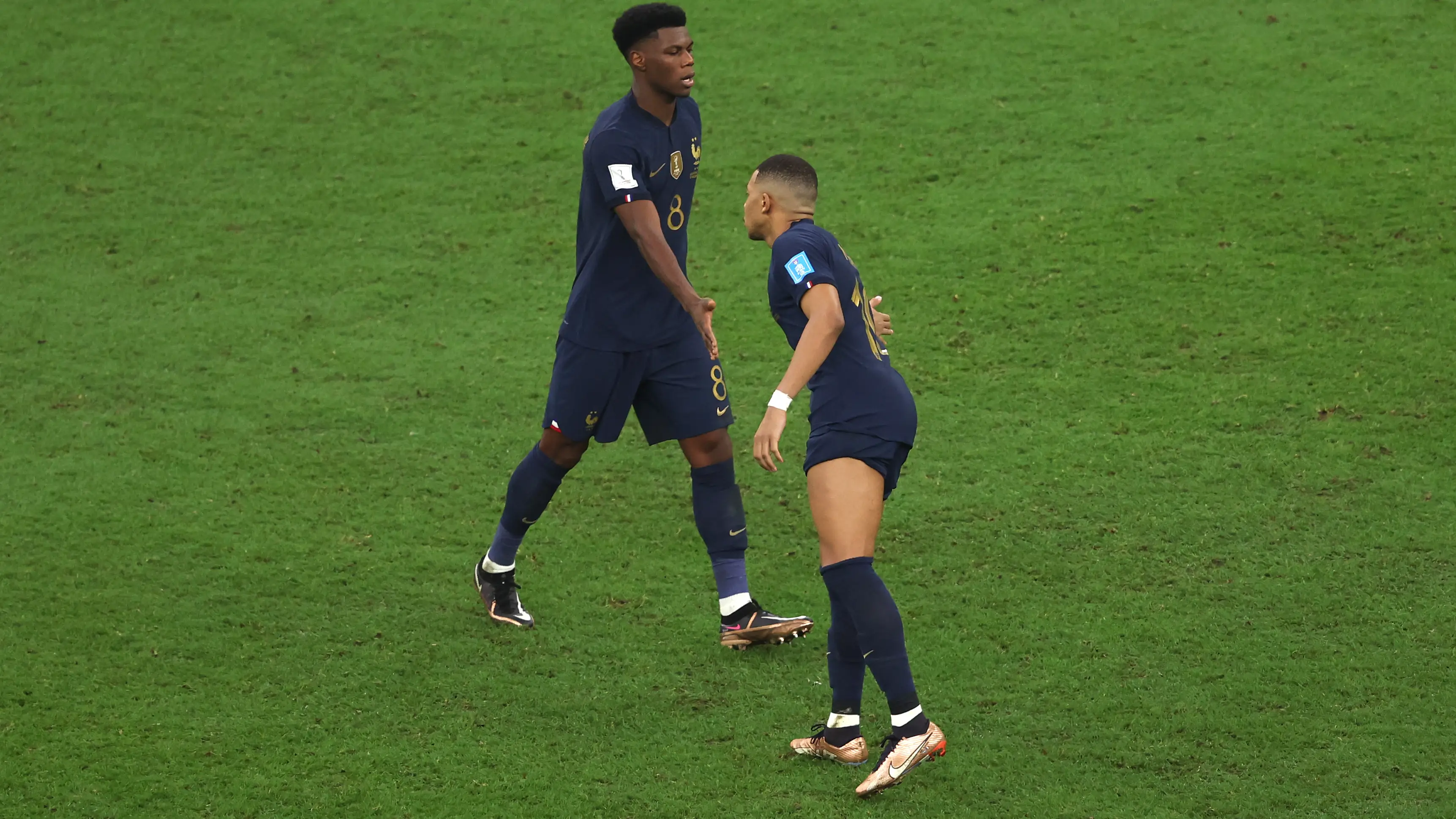 Aurelien Tchouam&eacute;ni saluda a Kylian Mbapp&eacute; durante la final del Mundial 2022