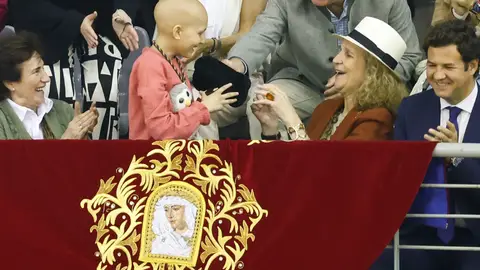 La pequeña María y la infanta Elena en las gradas de la plaza de toros La pequeña María y la infanta Elena en las gradas de la plaza de toros