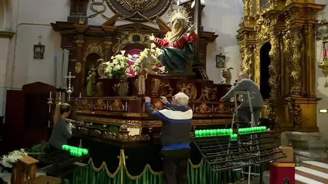 Lunes Santo de preparativos en Valladolid Lunes Santo de preparativos en Valladolid con abrigos puestos y la mirada en el cielo
