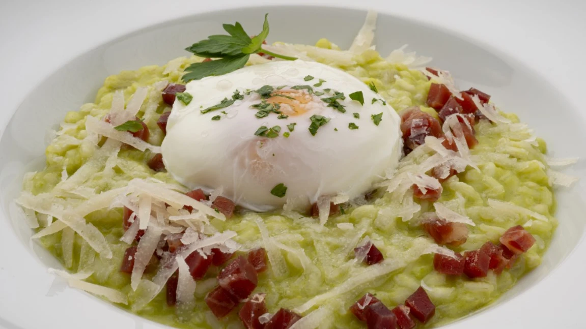 Risotto de guisantes con queso de cabra y huevo