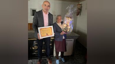 Carmen, con 104 años partiendo leña con soltura, cocinando sin ayuda y con una vitalidad envidiable