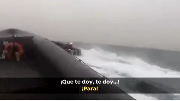 Uno de los instantes durante la persecuci&oacute;n a la narcolancha