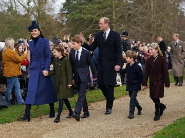 Los príncipes de Gales y sus tres hijos en un acto oficial
