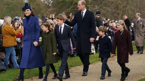 Los príncipes de Gales y sus tres hijos en un acto oficial Los príncipes de Gales y sus tres hijos en un acto oficial