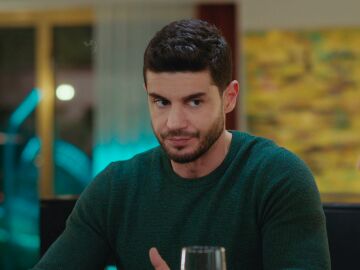 Entre secretos y mentiras: la tensi&oacute;n se dispara en la cena de &Ccedil;ağatay con Yildiz y Cansu