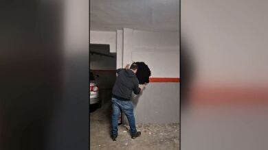 Un vecino empareda a otro su plaza de garaje y le levanta un muro: 