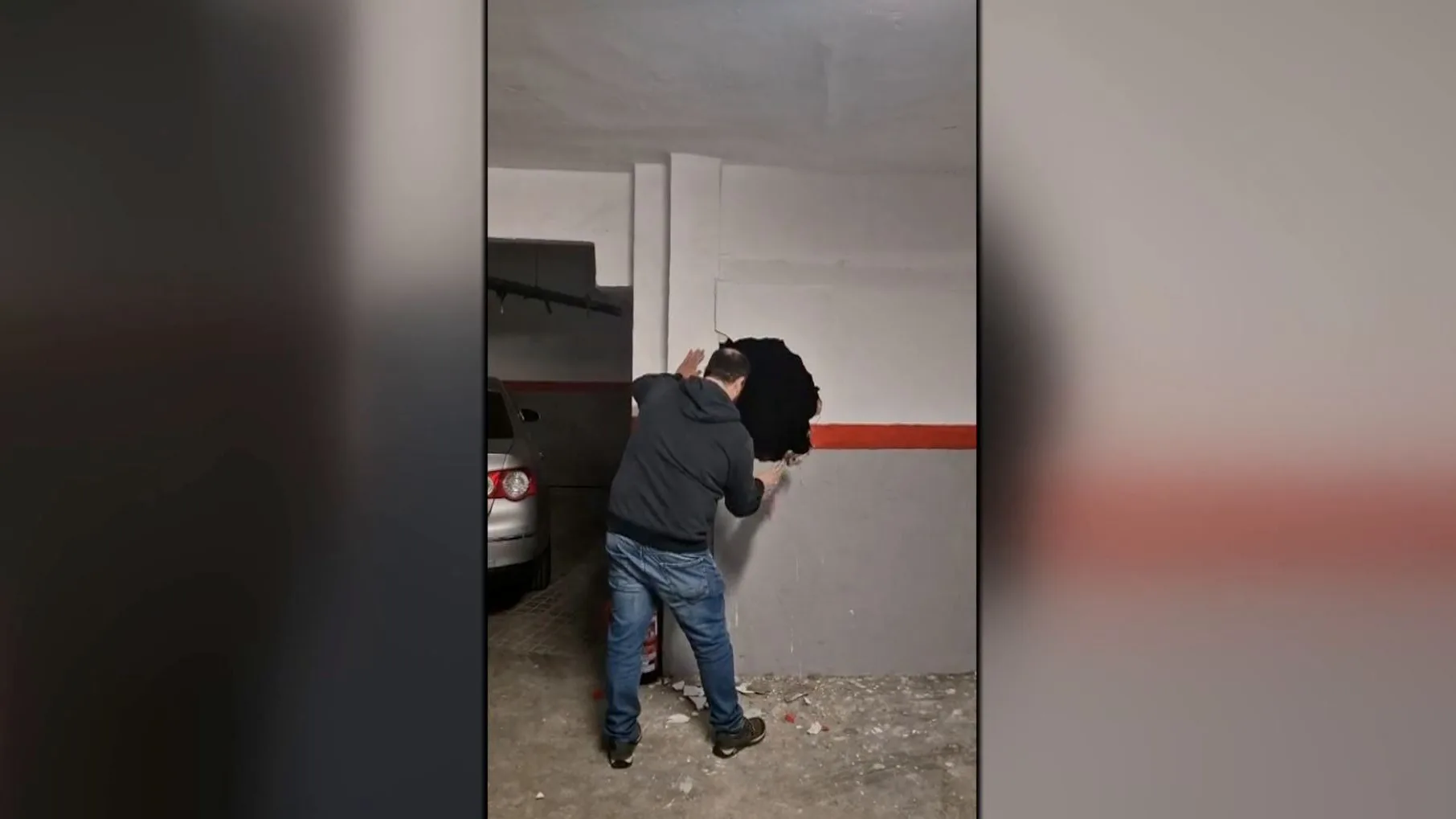 Coche emparedado en Madrid.