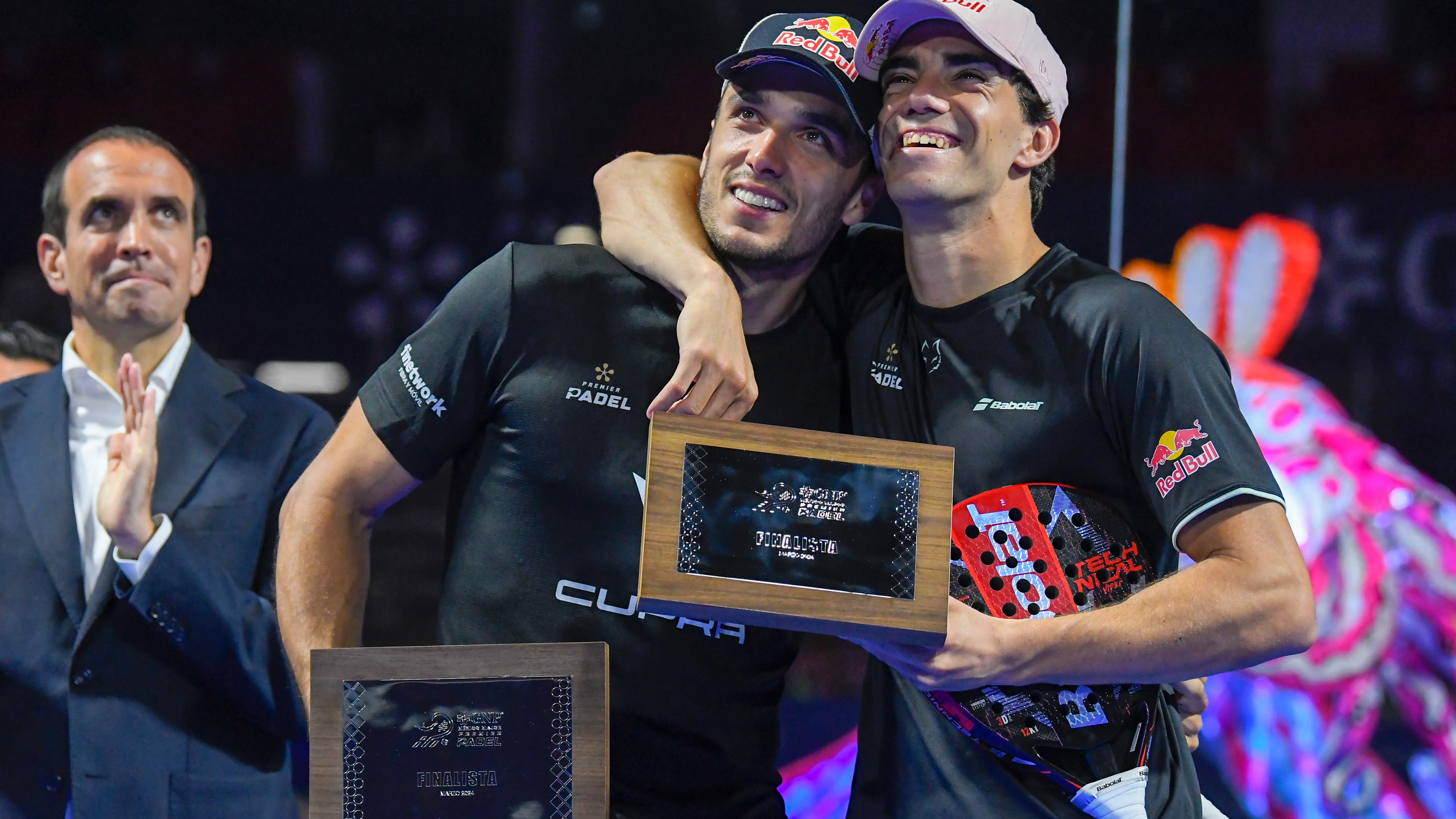 Galán y Lebrón se abrazan tras la final de Acapulco Galán y Lebrón se abrazan tras la final de Acapulco