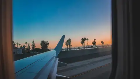 Atardecer a través de la ventanilla de un avión Atardecer a través de la ventanilla de un avión