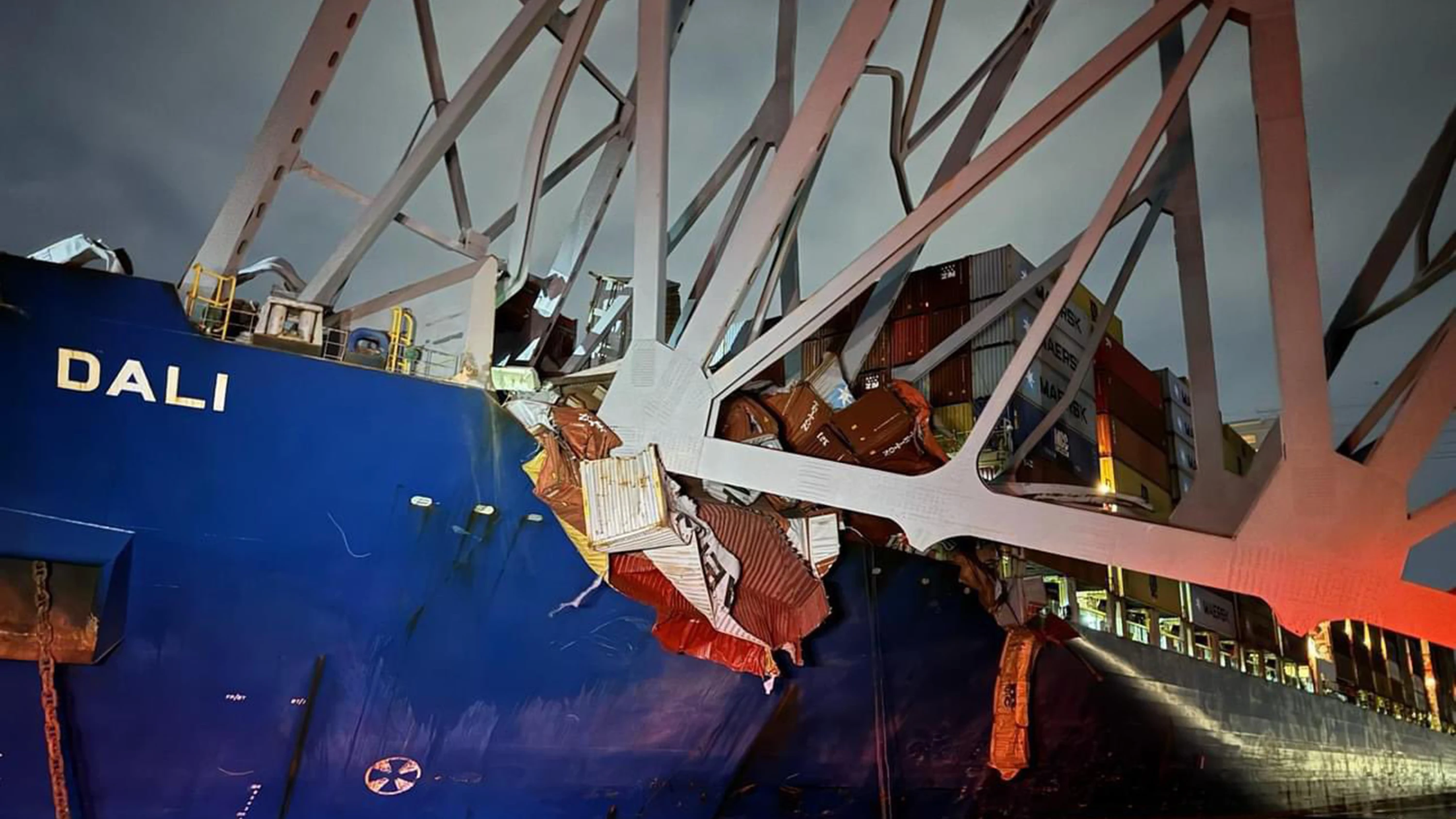 El puente de Baltimore sobre el buque que ha impactado contra él El puente de Baltimore sobre el buque que ha impactado contra él