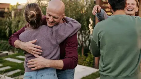 Amigos dándose un abrazo Amigos dándose un abrazo