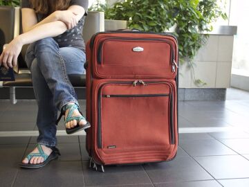 Una persona con una maleta en un aeropuerto