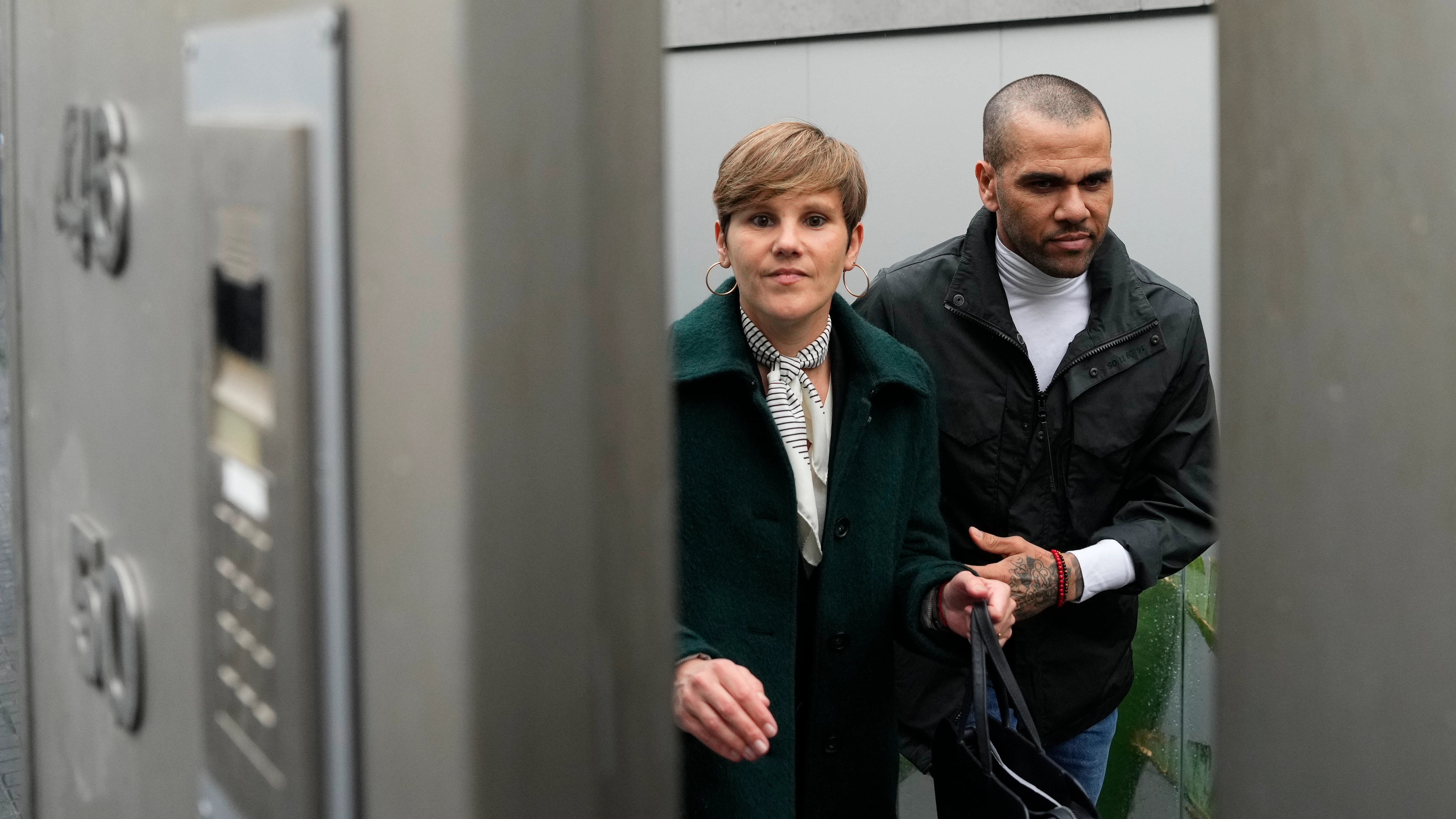 Dani Alves llega a su casa de Barcelona junto a su abogada, In&eacute;s Guardiola
