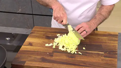 Corta la col en juliana Corta la col en juliana