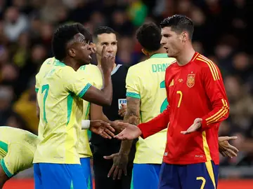 Vinícius y Morata intercambian palabras en el Bernabéu durante el España - Brasil