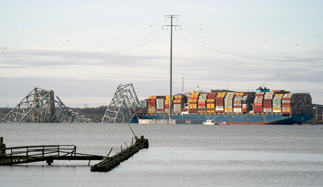 Imagen del barco Dali tras chocar contra uno de los pilares del puente de Baltimore