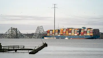 Imagen del barco Dali tras chocar contra uno de los pilares del puente de Baltimore