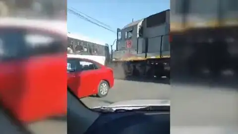 Un tren choca contra un autobús en México