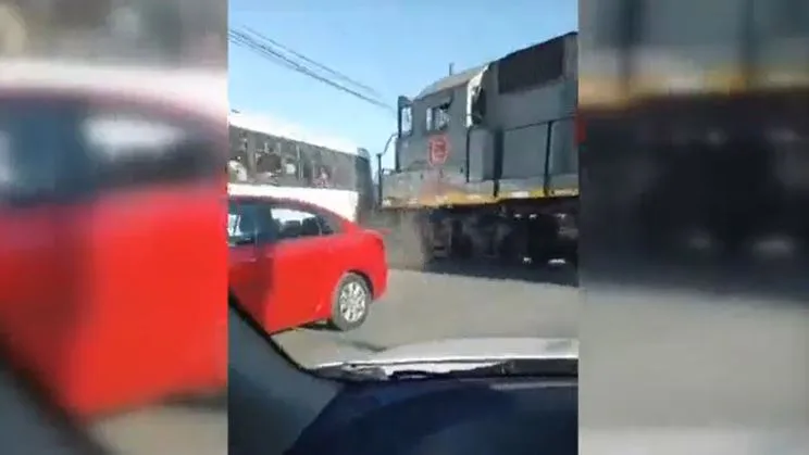 Un tren choca contra un autobús en México Un tren choca contra un autobús en México