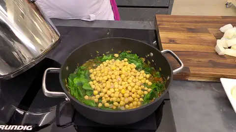 Añade los garbanzos y cocinalo unos cuatro minutos Añade los garbanzos y cocinalo unos cuatro minutos
