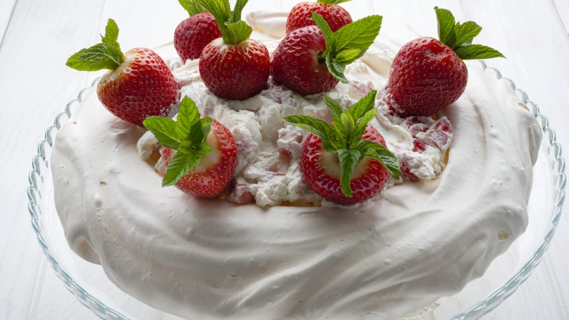 Tarta Pavlova de fresas y nata de Eva Argui&ntilde;ano