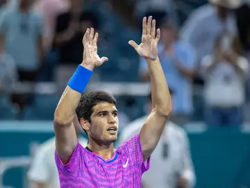 Carlos Alcaraz aplaude al público de Miami tras superar a Musetti Carlos Alcaraz aplaude al público de Miami tras superar a Musetti