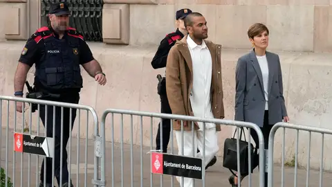 Dani Alves, a su salida del Palacio de la Justicia de Barcelona