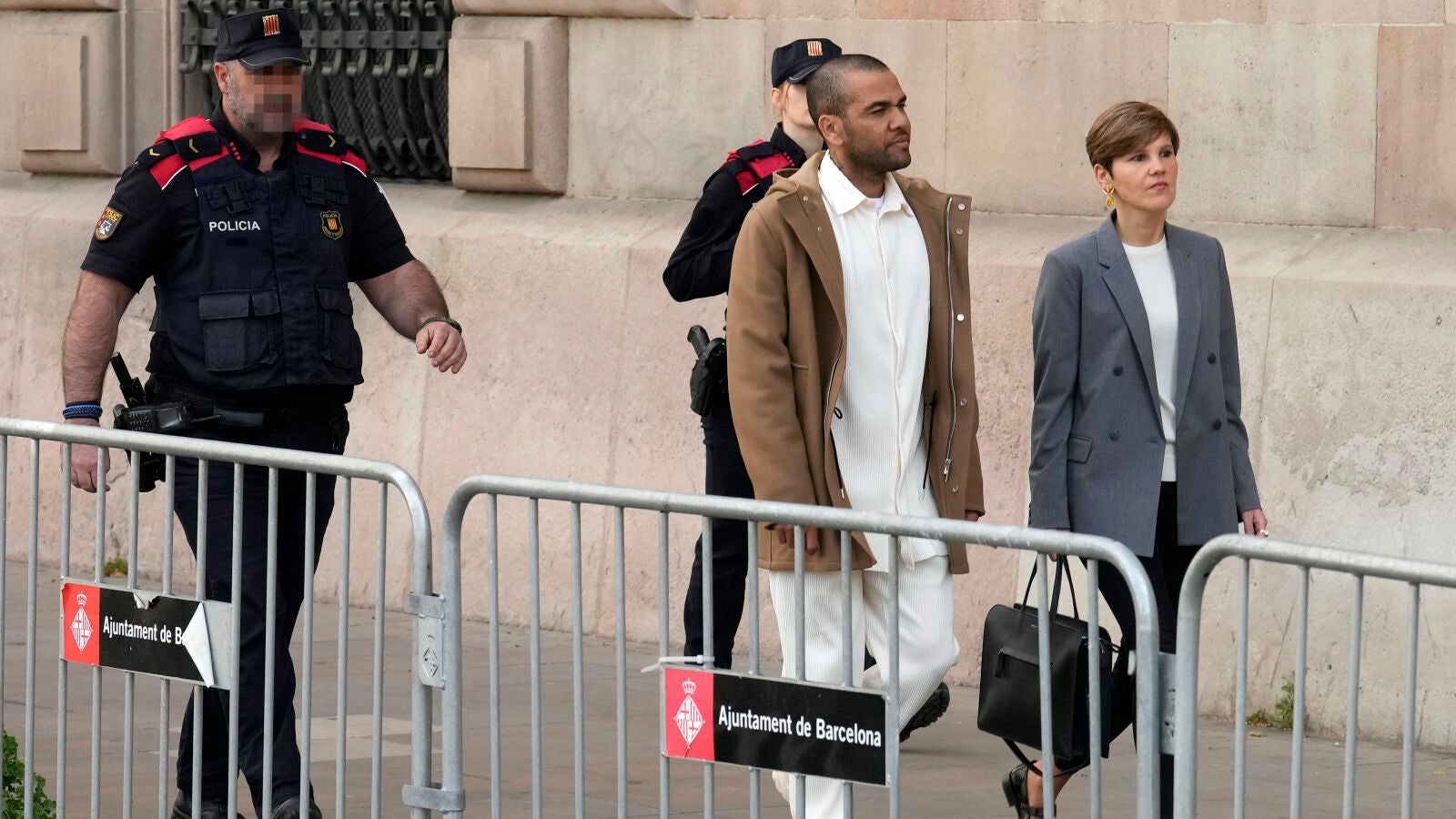 Increpan a Dani Alves a su salida de la Audiencia de Barcelona: 