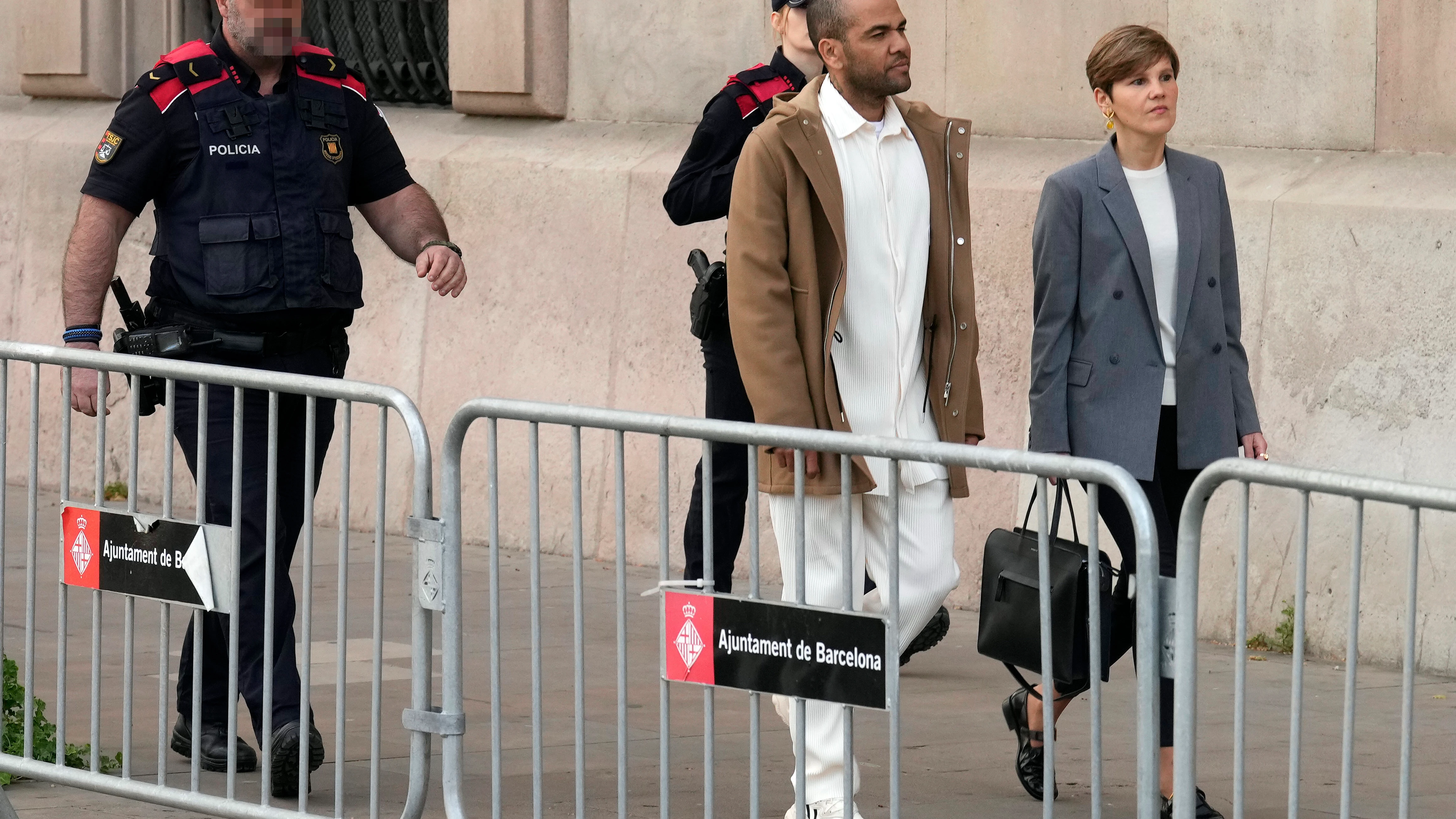 Dani Alves, a su salida del Palacio de la Justicia de Barcelona Dani Alves, a su salida del Palacio de la Justicia de Barcelona