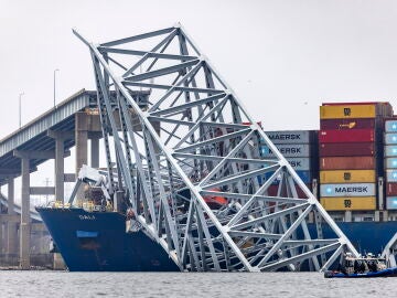 Los restos del puente encima del carguero en Baltimore