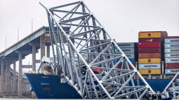 Los restos del puente encima del carguero en Baltimore