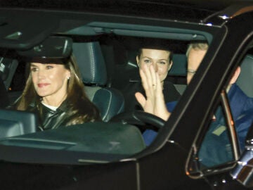 Los Reyes Felipe y Letizia junto a la Princesa Leonor en un coche