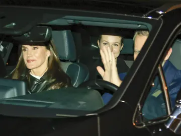 Los Reyes Felipe y Letizia junto a la Princesa Leonor en un coche Los Reyes Felipe y Letizia junto a la Princesa Leonor en un coche