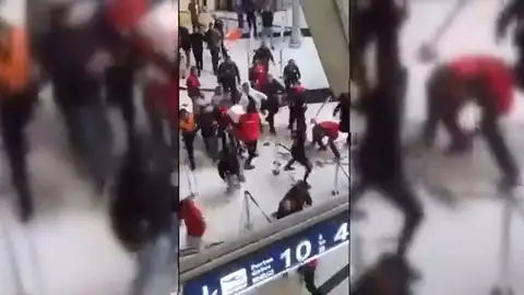 Pelea en el aeropuerto de París Pelea en el aeropuerto de París