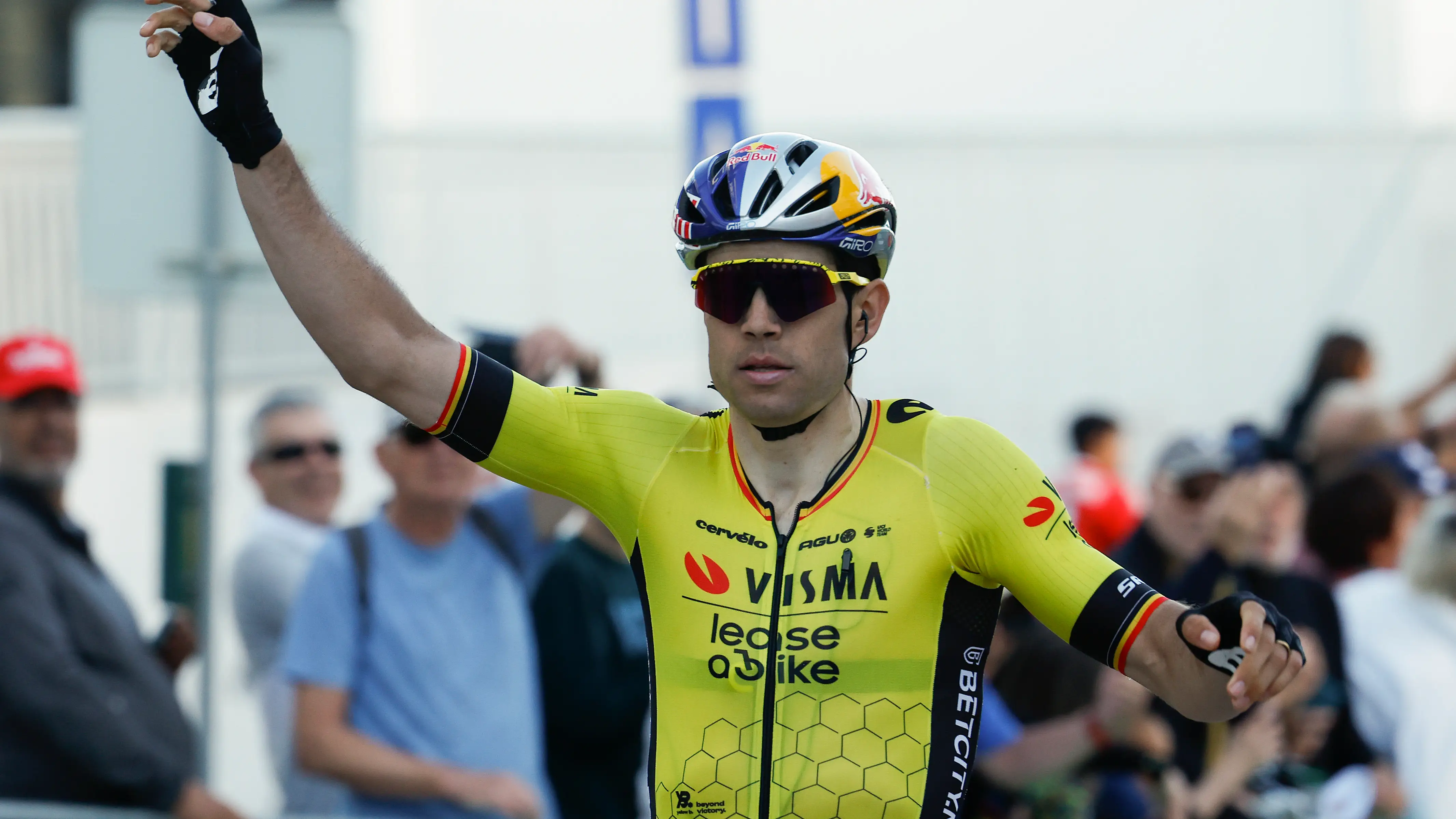 Imagen de archivo de Wout van Aert celebrando una victoria en la etapa del Tour de Algarve 2024 Imagen de archivo de Wout van Aert celebrando una victoria en la etapa del Tour de Algarve 2024