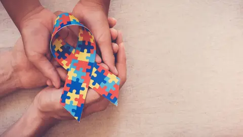 El rompecabezas es el símbolo del autismo El rompecabezas es el símbolo del autismo