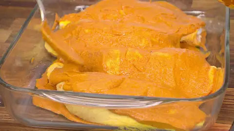 Cubre los muslos de pollo con la mezcla Cubre los muslos de pollo con la mezcla