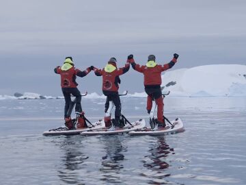 Tres españoles son los primeros en llegar al círculo polar antártico en bicicletas acuáticas 