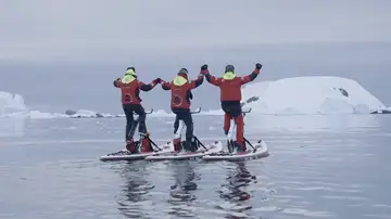 Tres españoles son los primeros en llegar al círculo polar antártico en bicicletas acuáticas 