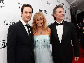 Oliver Hudson junto a su madre, Goldie Hawn, y su padrastro, Kurt Russell Oliver Hudson junto a su madre, Goldie Hawn, y su padrastro, Kurt Russell