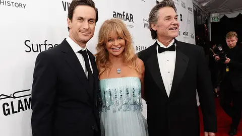 Oliver Hudson junto a su madre, Goldie Hawn, y su padrastro, Kurt Russell Oliver Hudson junto a su madre, Goldie Hawn, y su padrastro, Kurt Russell