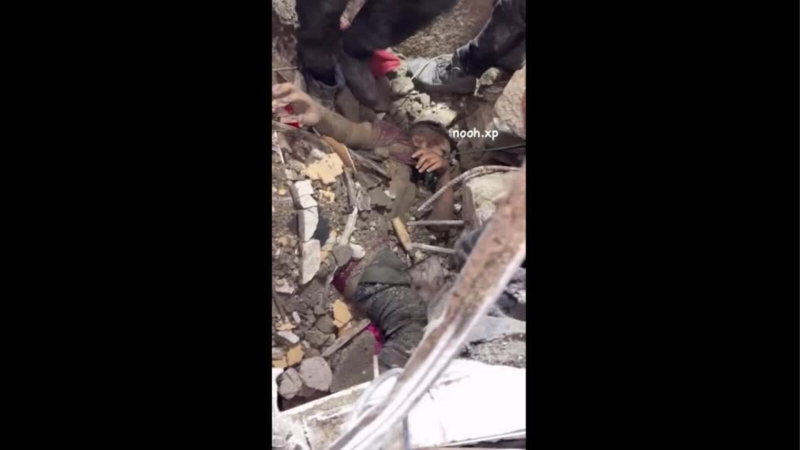Así ha sido el rescate de un niño gazatí sepultado bajo los escombros
