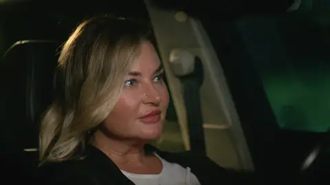 Şevval, en su coche tras tenderle una trampa a Suzan Şevval, en su coche tras tenderle una trampa a Suzan