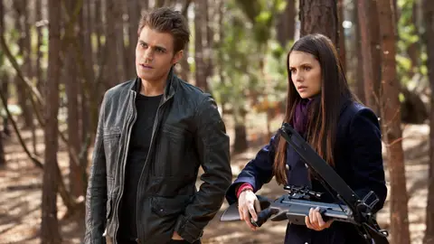 Paul Wesley y Nina Dobrev en Crónicas Vampíricas