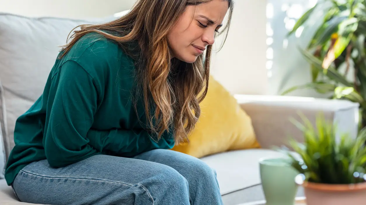 Una mujer dolorida por la regla